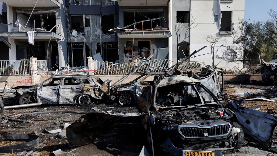 Iran tap kich Israel, tap kich ten lua vao Israel, toa nha Israel hu hai do ten lua Iran, o to chay, Be'er Sheva, 6-2025 -reu.jpg