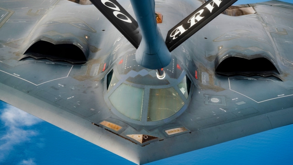 Một chiếc B-2 Spirit của Không quân Mỹ tham gia và chiến dịch Búa đêm. Ảnh National Sercurity Journal.jpg