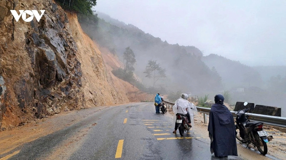 National highway 4D has been made impassable by landslides in Lai Chau province 1.jpg