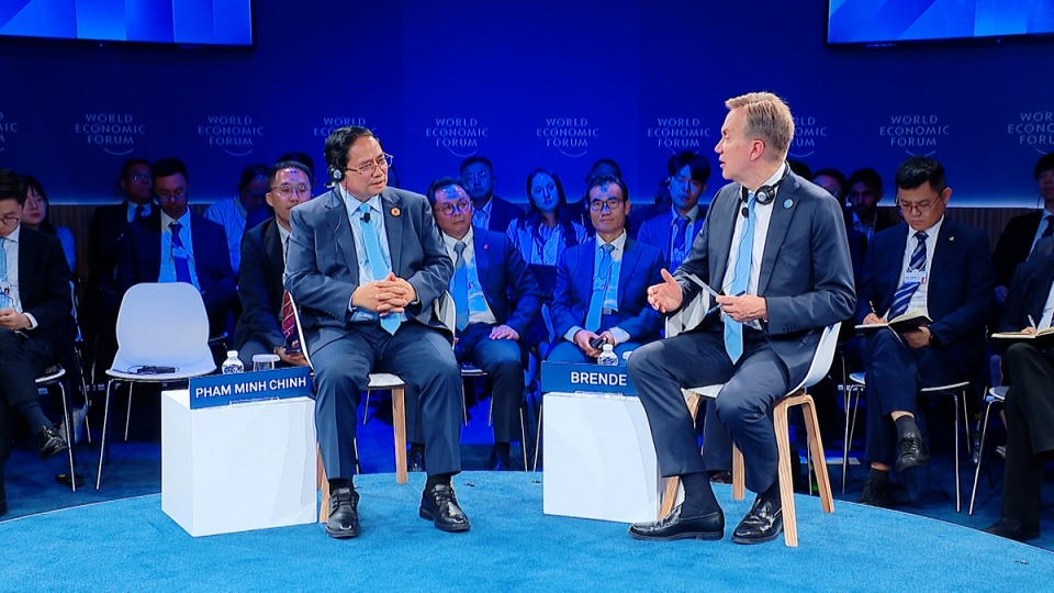 PM Pham Minh Chinh and WEF president.jpg
