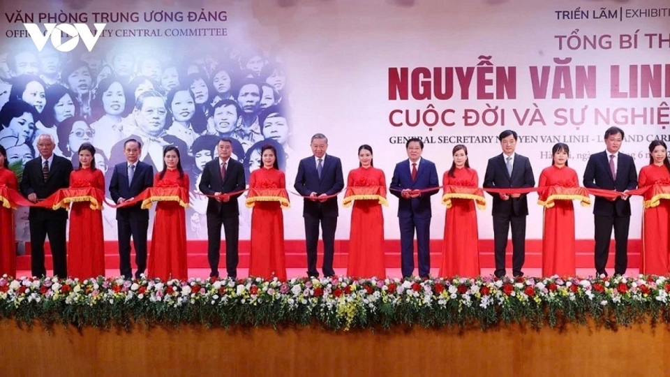 Party General Secretary To Lam and other Party and State leaders attend the inauguration ceremony of the exhibitrion 1.jpg