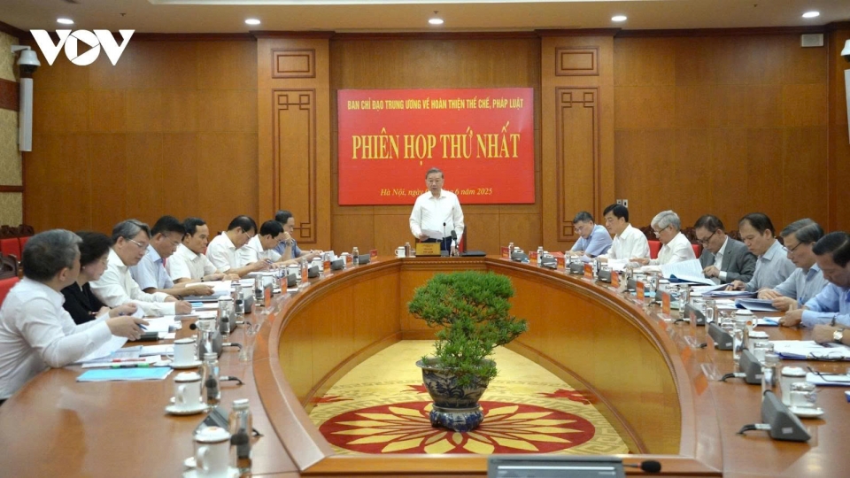 Party leader requests promptly removing institutional obstacles to development.jpg