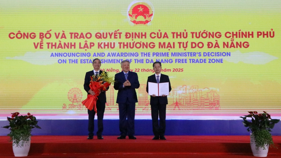 Phó Thủ tướng Thường trực Chính phủ Nguyễn Hòa Bìnhtrao Quyết định của Thủ tướng Chính phủ về thành lập Khu thương mại tự do Đà Nẵng.jpg