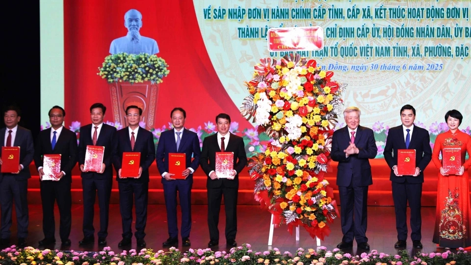 Phó Thủ tướng thường trực Trương Hoà Bình trao quyết định cho các đồng chí lãnh đạo chủ chốt tỉnh Lâm Đồng mới.JPG