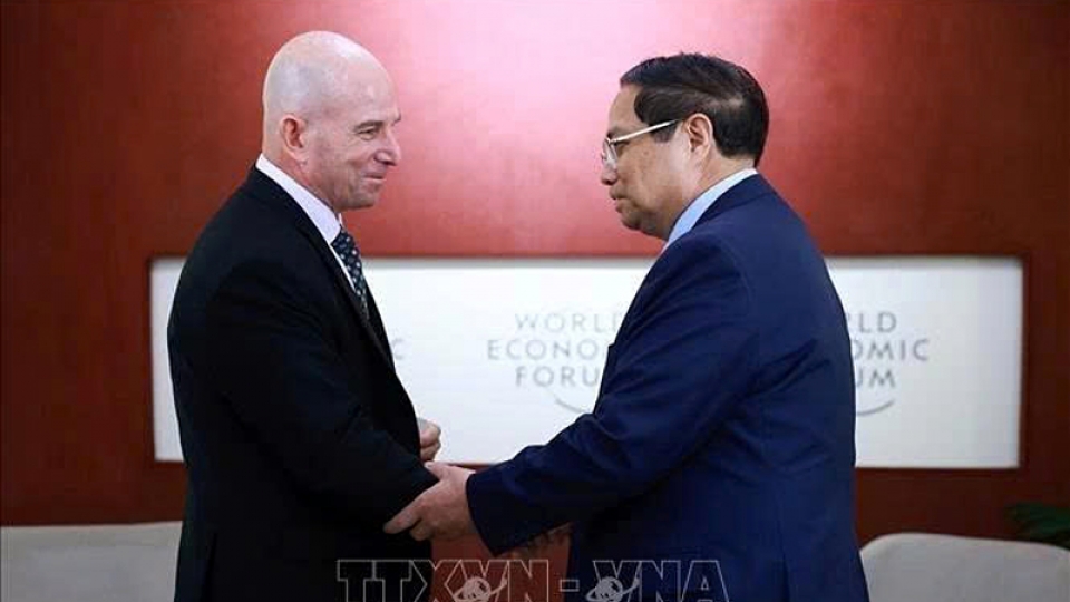 Pham Minh CHinh and Dave West, president of Asia-Pacific for US tech giant Cisco.jpg