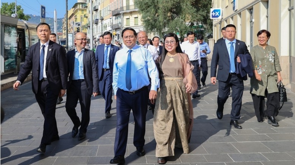 Prime Minister Pham Minh Chinh and his spouse visit the old quarter of Nice.jpg