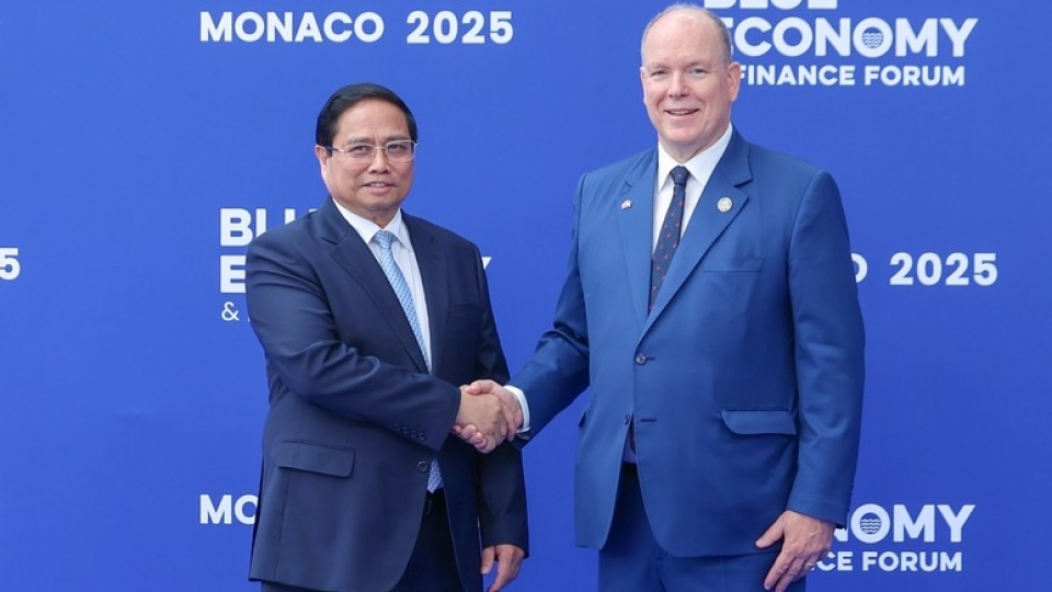 Prince Albert II of Monaco welcomes Prime Minister Pham Minh Chinh to the Green Finance and Economy Forum at UNOC 3.jpg