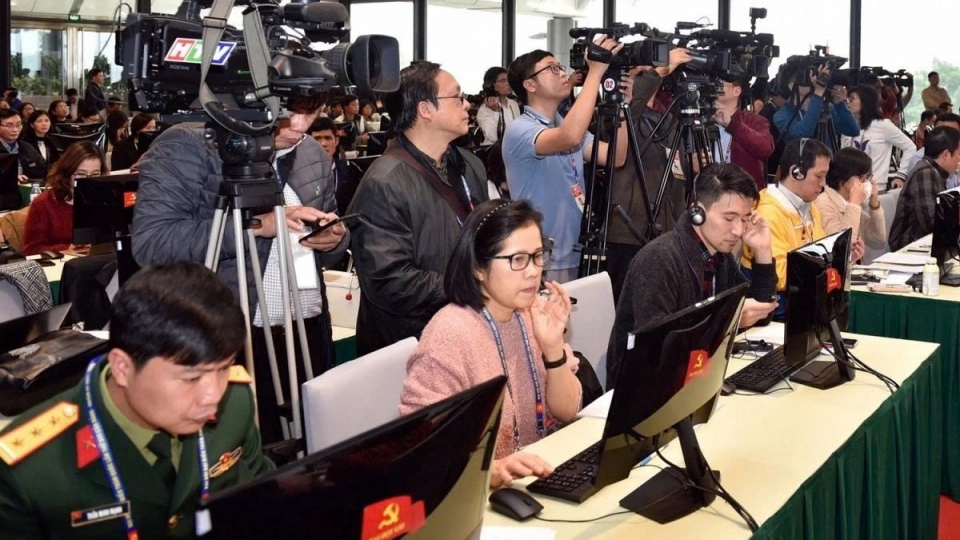 Reporters covers news about the 13th National Party Congress at the Intenraitonal Press Centre in Hanoi.jpg