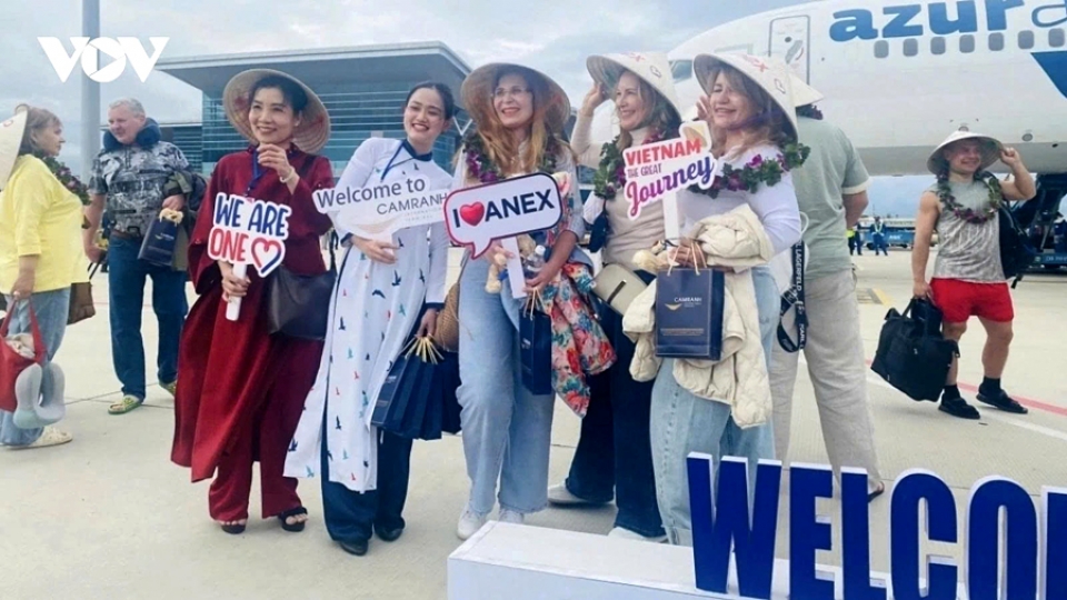 Russian visitors welcomed in  Nha Trang.jpg