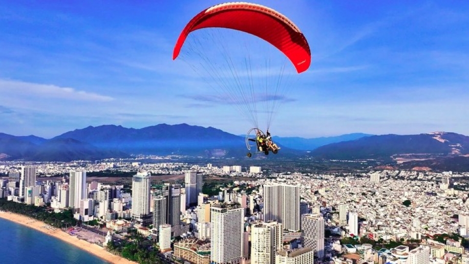 Paragliding show to light up Nha Trang sky this summer