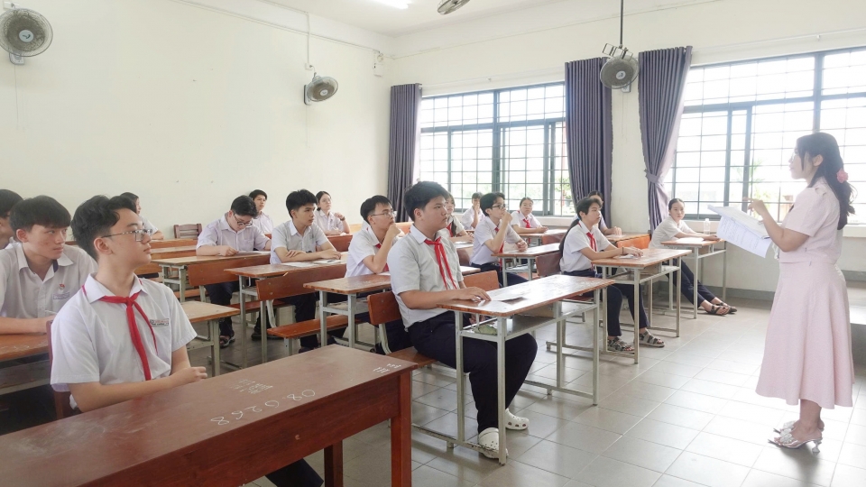 Thí sinh đến các điểm thi để nghe phổ biến quy chế tuyển sinh vào lớp 10 THPT.jpg
