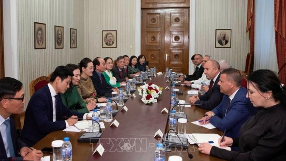 The Hanoi Vietnam–Bulgaria Friendship Association delegation meets with Bulgarian President Rumen Radev.jpg