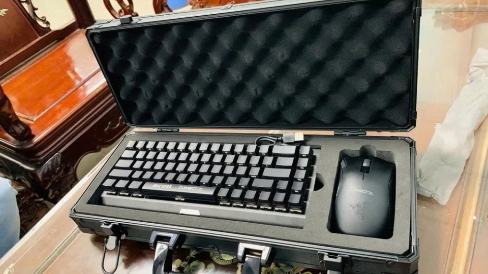 The black box only contains a computer and mouse, not a bomb.jpg