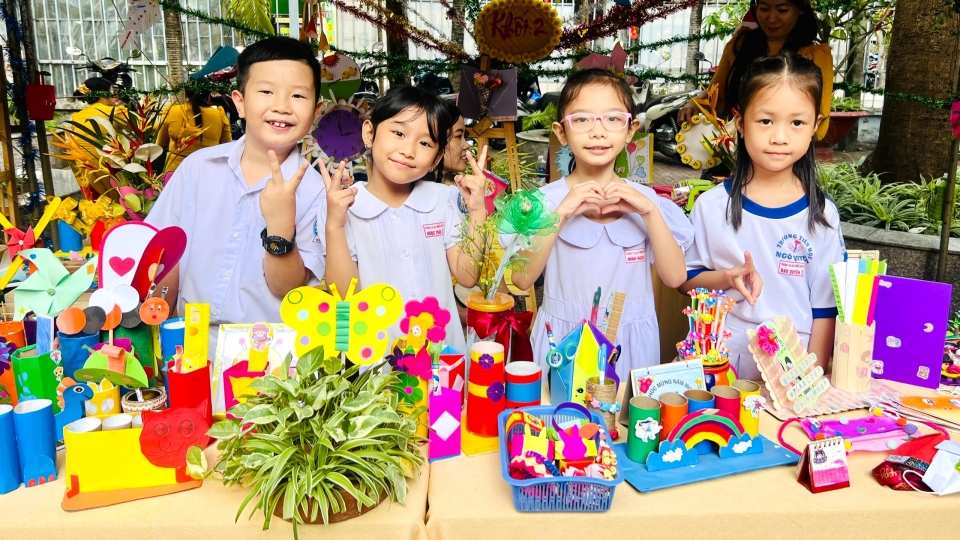 VOV - Học sinh tham gia thuyết trình các đồ vật làm từ vật liệu tái chế.jpg