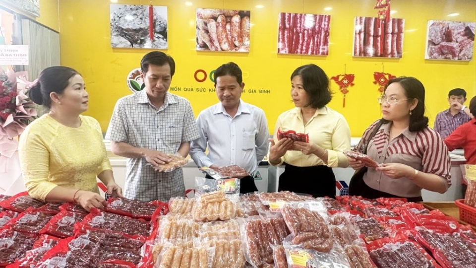 Việc có điểm bán cố định kết hợp phương thức quảng bá số về quy trình sản xuất minh bạch giúp tăng độ tin cậy cho sản phẩm OCOP khi lên sàn (Ảnh Bùi Tùng).jpg