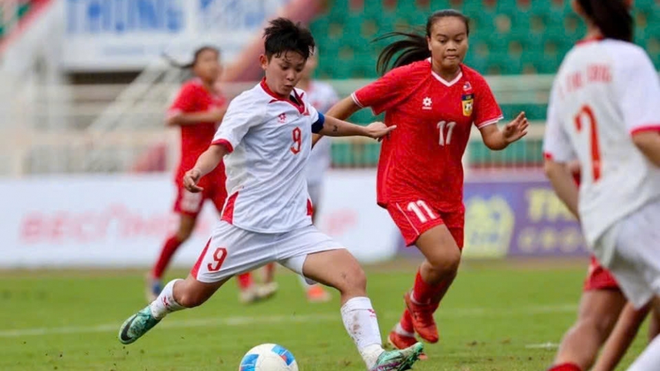 Vietnam play Indonesia in ASEAN U19 Women Championship semi-final.jpg