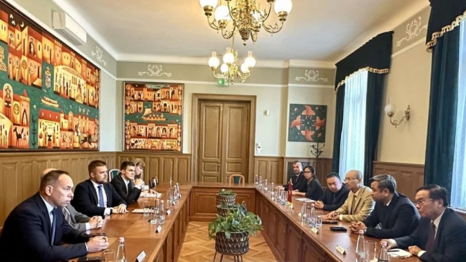 Vietnamese Ambassador to Hungary Bui Le Thai visits the city of Győr.jpg