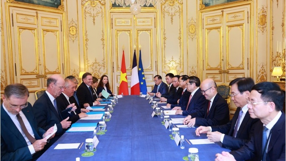 Vietnamese Prime Minister Pham Minh Chinh holds talks with his French counterpart Francois Bayrou at the Matignon Palace.jpg