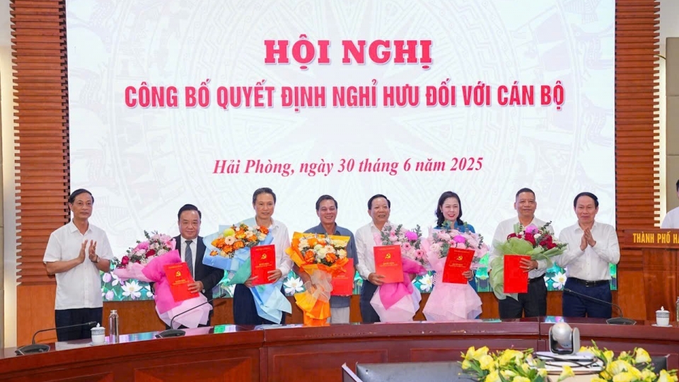 _Bí thư Thành uỷ Hải Phòng Lê Tiến Châu và Phó Bí thư thường trực Thành uỷ Hải Phòng Đỗ Mạnh Hiến trao Quyết định và chúc mừng các đồng chí được nghỉ hưu từ ngày 01_7_2025..jpg