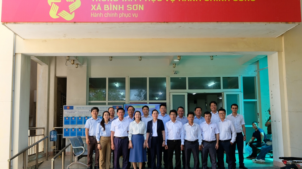 ba_bui_thi_quynh_van_bi_thu_tinh_uy_quang_ngai_ao_vest_den_chup_hinh_cung_lanh_dao_huyen_binh_son_tai_trung_tam_phuc_vu_hanh_chinh_cong.jpg