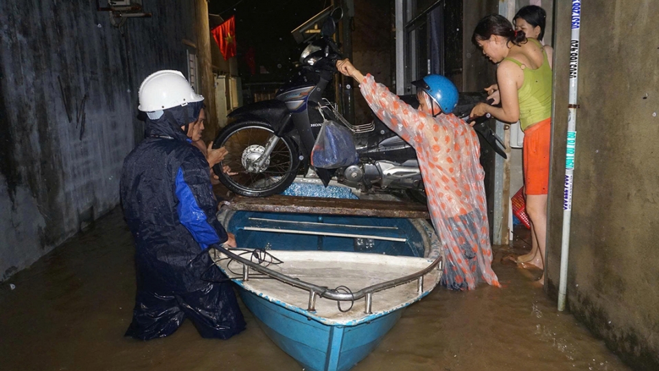 ba_con_chu_dong_dem_xe_may_di_gui_de_tranh_ngap.jpg
