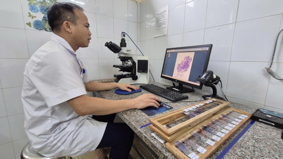 ba_sy_dang_so_hoa_mau_benh_1.jpg