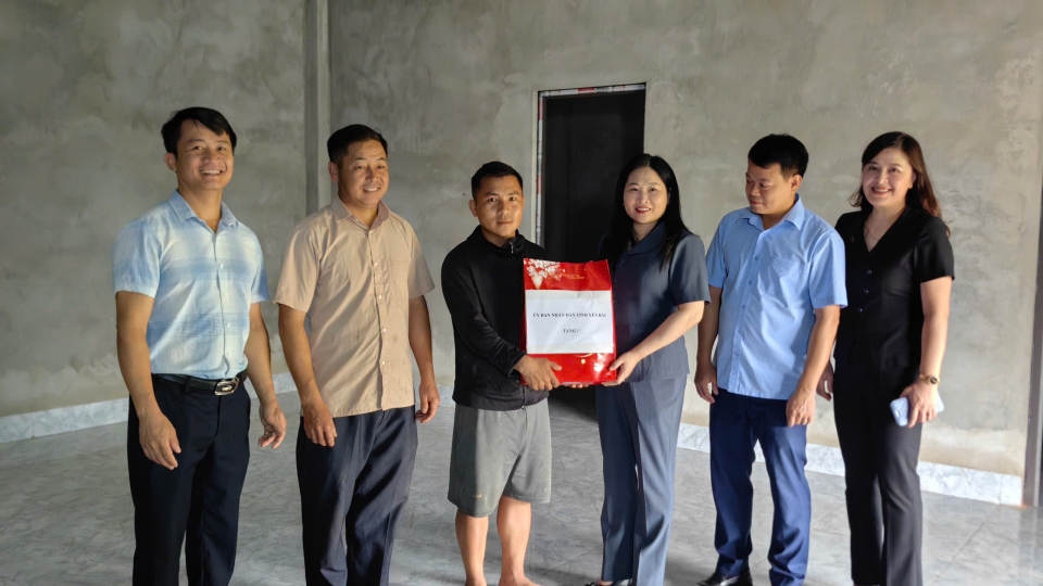ba_vu_thi_hien_hanh_-_pho_chu_tich_ubnd_tinh_yen_bai_va_lanh_dao_huyen_mu_cang_chai_tham_mot_trong_nhung_ho_gia_dinh_o_mu_cang_chai_vua_duoc_ho_tro_xoa_nha_tam.jpg