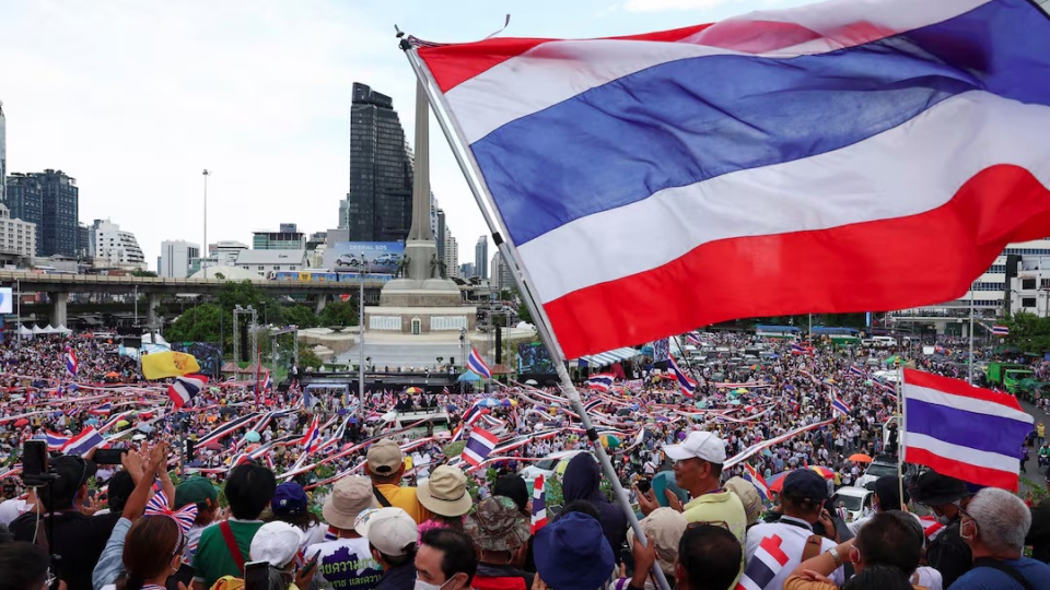 bieu tinh Thai Lan, Thai Lan bieu tinh chong thu tuong Paetongtarn Shinawatra, co Thai Lan -reu.jpg