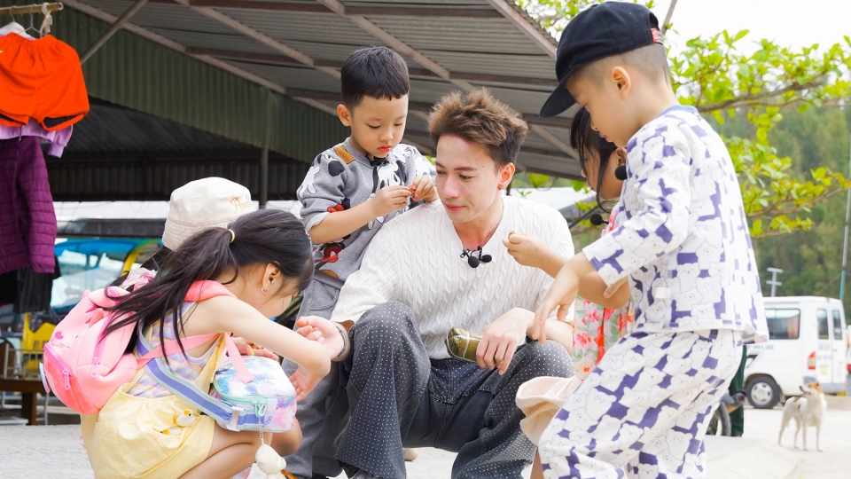 S.T Sơn Thạch bất ngờ trở thành “ông bố quốc dân” sau 1 ngày chăm 5 đứa trẻ