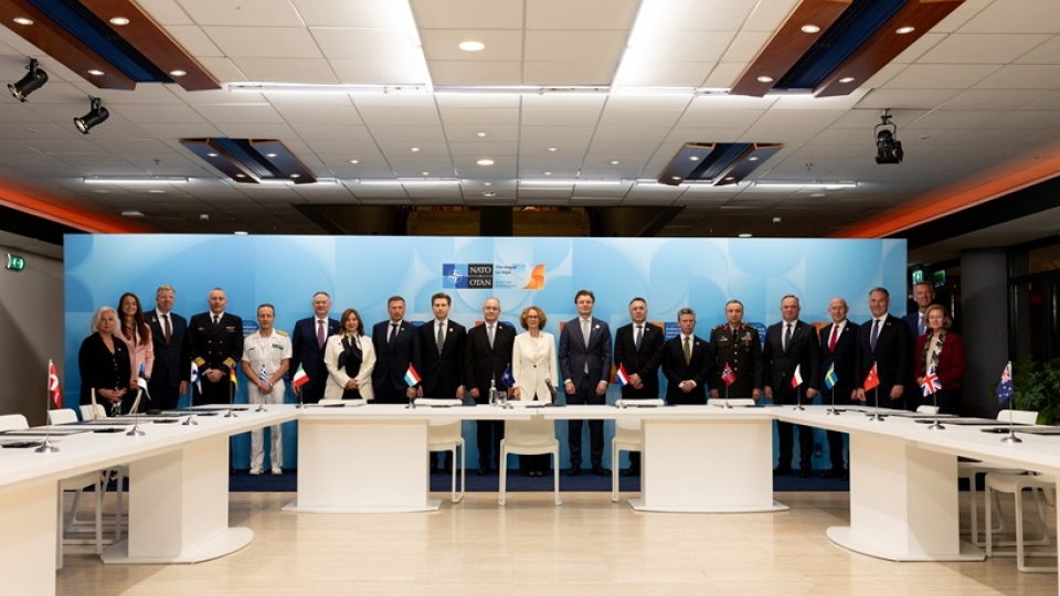 bo_truong_quoc_phong_australia_richard_marles_thu_ba_tu_phai_sang_chup_anh_cung_dai_dien_cac_nuoc_thanh_vien_nato_tai_le_ky_nsop._nguon_bo_quoc_phong_australia.jpg