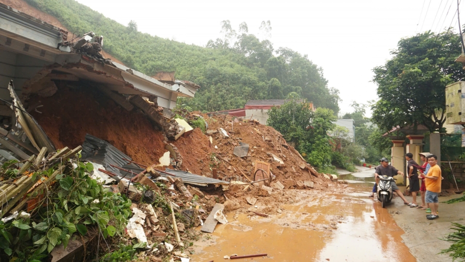 can_nha_tai_phuong_dong_tam_bi_sap_do_hoan_toan_do_sat_lo_taluy_duong.jpg