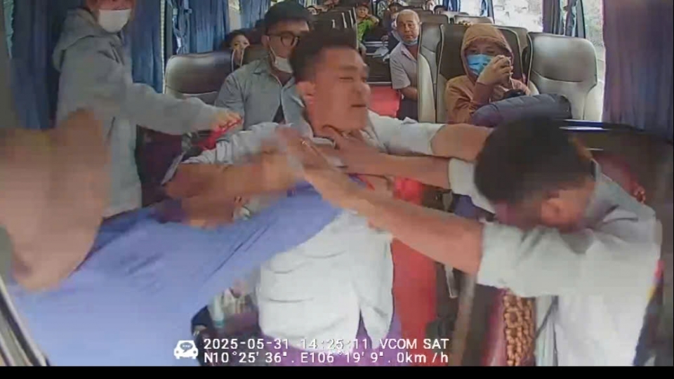canh_tai_xe_xe_tan_lap_thanh_bi_1_doi_tuong_la_tai_xe_o_to_khach_khac_tan_cong.jpg