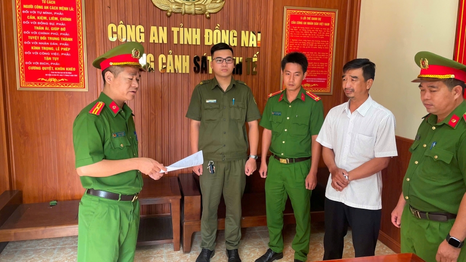 cong_an_doc_lenh_bat_doi_tuong_vo_huy_bao_anh_cong_an_tinh_dong_nai.jpeg
