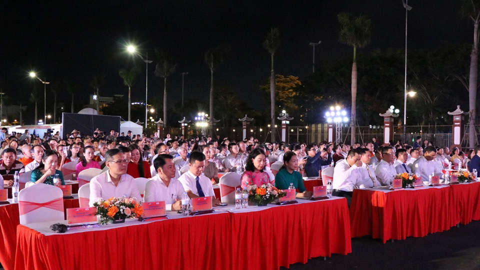 dai_bieu_tham_du_le_khai_mac.jpg
