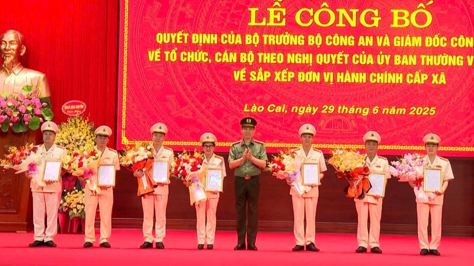 dai_ta_cao_minh_huyen_tang_hoa_chuc_mung_cac_pho_giam_doc_cong_an_tinh_lao_cai_moi.jpg