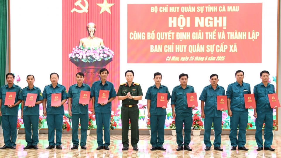 dai_ta_ly_van_giup_trao_quyet_dinh_ban_chqs_cap_xa_phuong_moi_thanh_lap_20250625205800.jpg