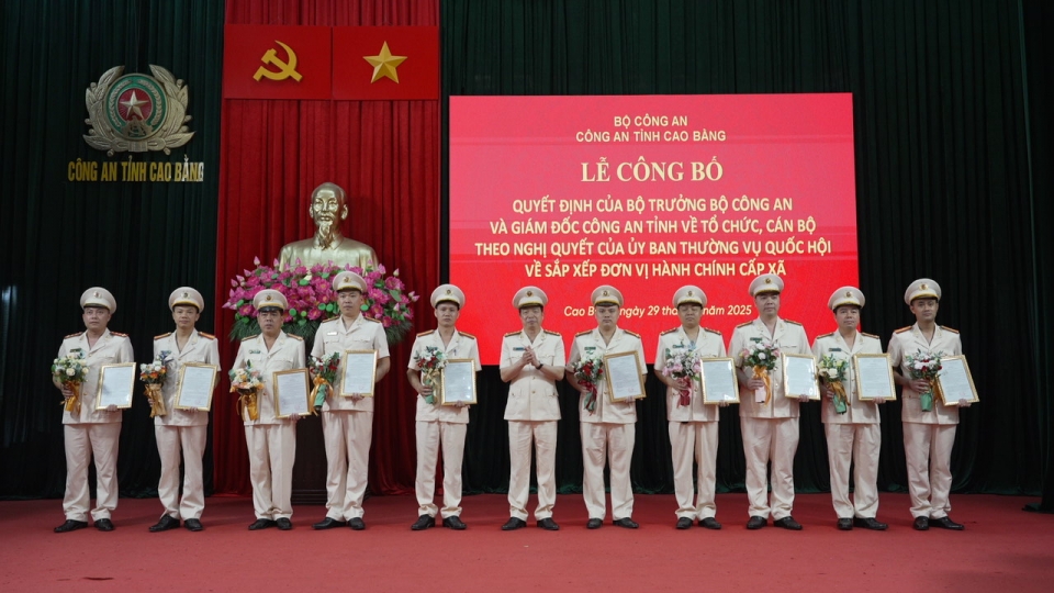 dai_ta_nguyen_quang_vinh_giam_doc_cong_an_tinh_cao_bang_trao_quyet_dinh_tang_hoa_chuc_mung_cac_truong_cong_an_xa_.jpg