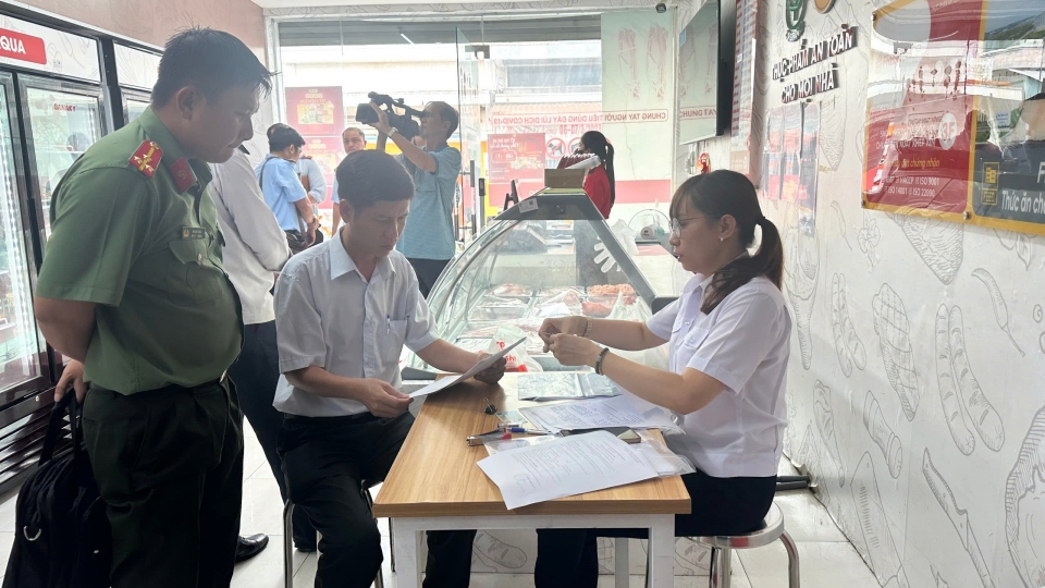 doan_lien_nganh_kiem_tra_cua_hang_kinh_doanh_thuc_pham_cua_cong_ty_c.p_viet_nam_tai_huyen_my_xuyen_soc_trang.jpg
