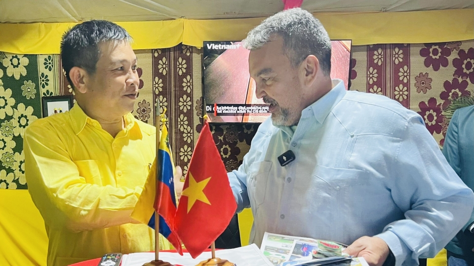ds_vu_trung_my_tiep_trao_doi_voi_thi_truong_rafael_torrealba_tai_gian_hang_viet_nam_trong_khuon_kho_hoi_cho_quoc_te_paez_2025_20250616192750.jpg