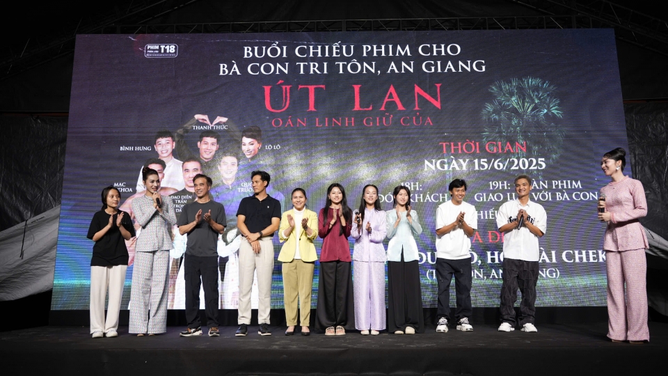 e-kip_phim_ut_lan_oan_linh_giu_cua_giao_luu_voi_ba_con_tri_ton_truoc_gio_chieu_phim.jpg