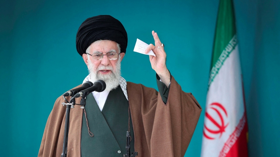 lanh tu toi cao Iran, dai giao chu Iran Khamenei gio tay, co Iran, quoc ky Iran -reu.jpg