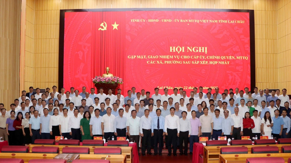 lanh_dao_tinh_uy_hdnd_ubnd_ubmttq_viet_nam_tinh_lai_chau_chup_anh_luu_niem_cung_cap_uy_chinh_quyen_cac_xa_phuong_truoc_khi_thuc_hien_nhiem_vu_20250622133057.jpg