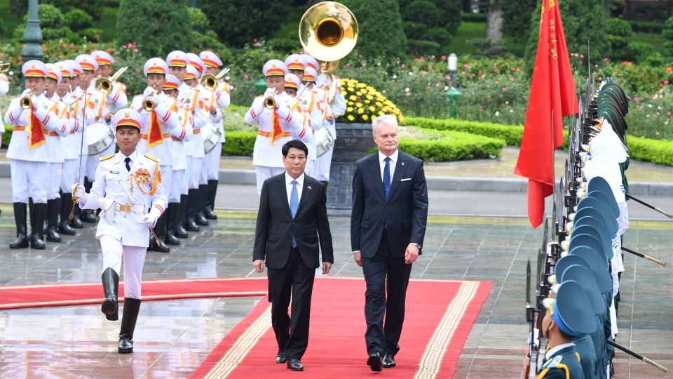 le don tong thong litva tham viet nam.JPG