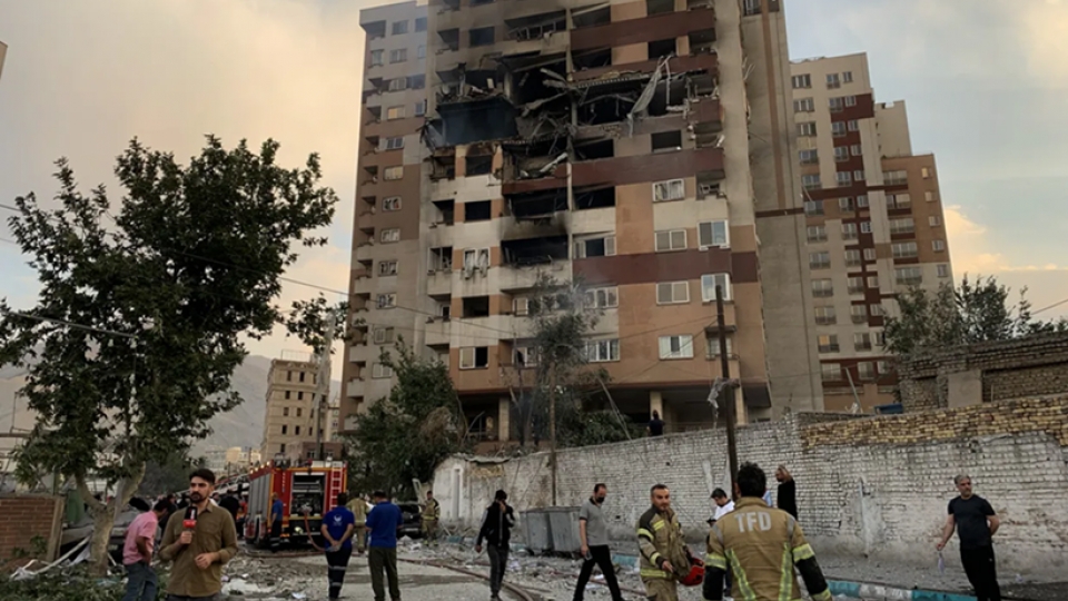 mot_toa_nha_bi_hu_hai_o_tehran_iran_sau_cuoc_khong_kich_cua_israel_vao_ngay_13_thang_6_nam_2025._anh_kyiv_inde.png