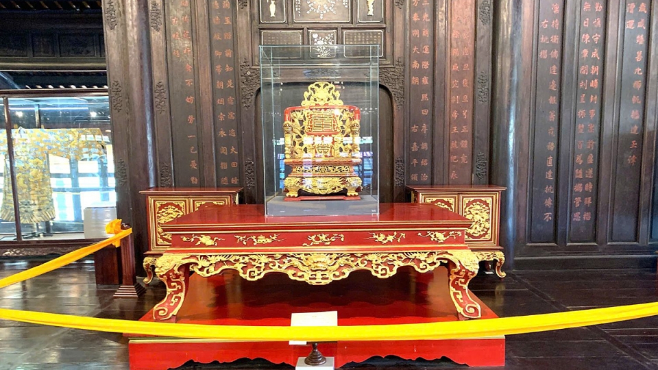 ngai_cua_vua_khai_dinh_duoc_dat_trong_tu_kinh_bao_ve.jpg