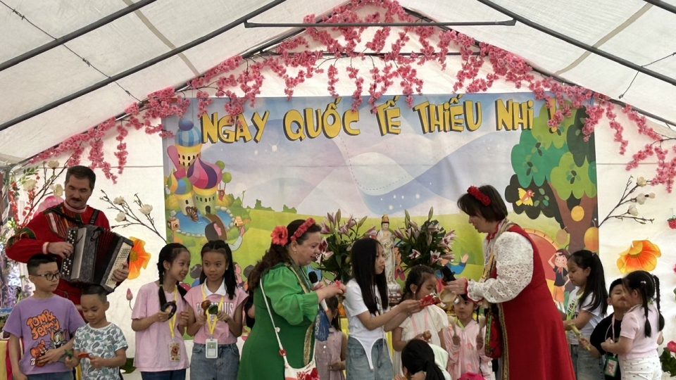 nghe si Nga va thieu nhi Viet Nam don Tet thieu nhi tai Nga -vov.jpg