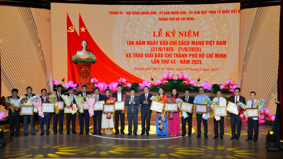 ong_nguyen_van_nen_trao_bang_khen_cho_cac_tap_the_trong_do_co_vov_tphcm-001.jpg