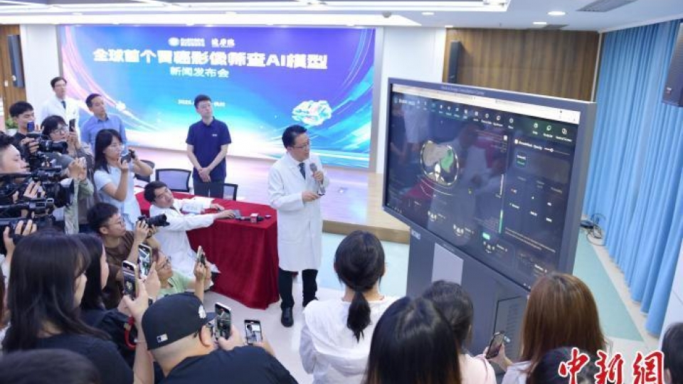 ong_trinh_huong_dong_bi_thu_dang_uy_benh_vien_ung_buou_chiet_giang_gioi_thieu_ve_mo_hinh_ai_tai_cuoc_hop_bao_ngay_25.6._anh_china_news.jpg