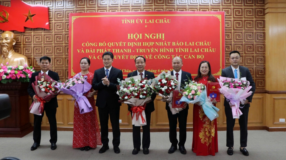 pho_bi_thu_thuong_truc_tinh_uy_lai_chau_vu_manh_ha_trao_quyet_dinh_hop_nhat_va_quyet_dinh_bo_nhiem_cho_ban_bien_tap_bao_lai_chau_sau_hop_nhat.jpg