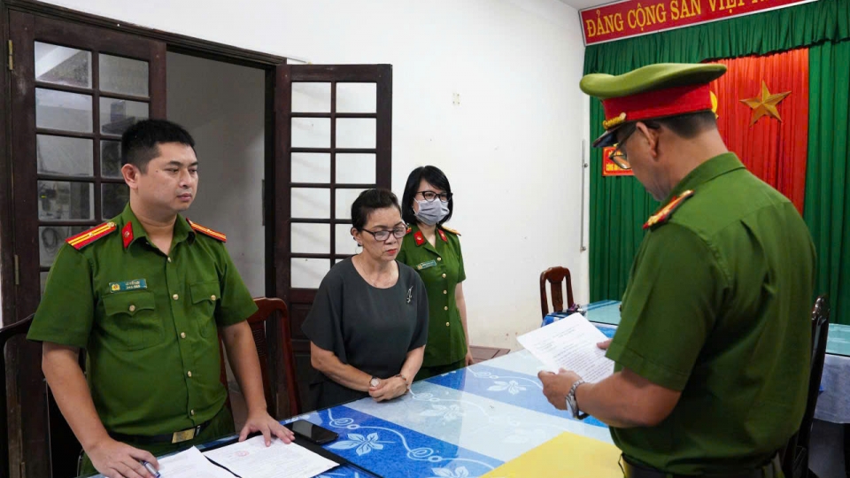 phong_canh_sat_kinh_te-cong_an_thanh_pho_hue_doc_quyet_dinh_khoi_to_vu_an_khoi_to_bi_can_doi_voi_ba_tran_thi_phuoc.jpg